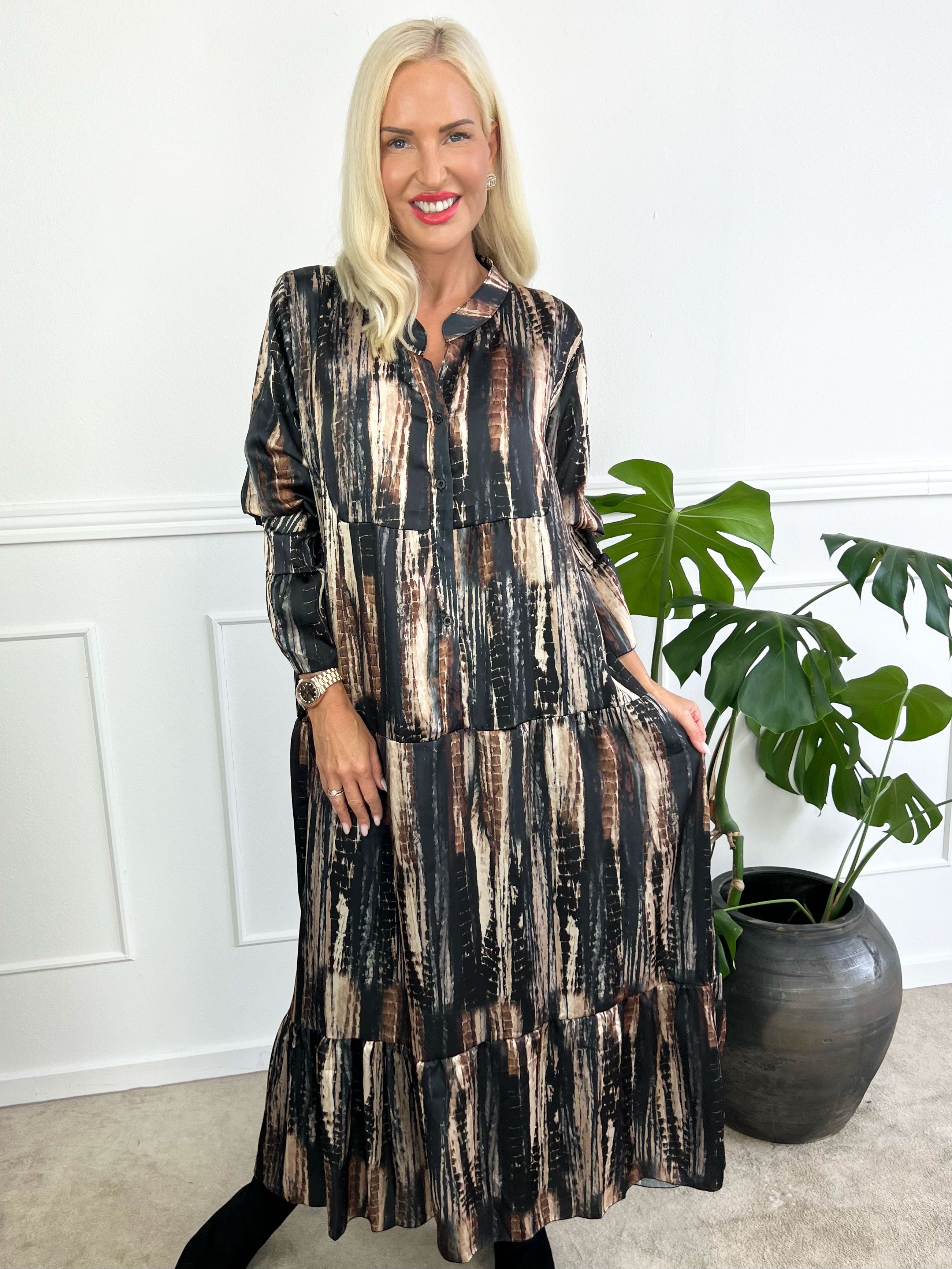 Flores - Lång mönstrad lager på lager klänning i silkelook